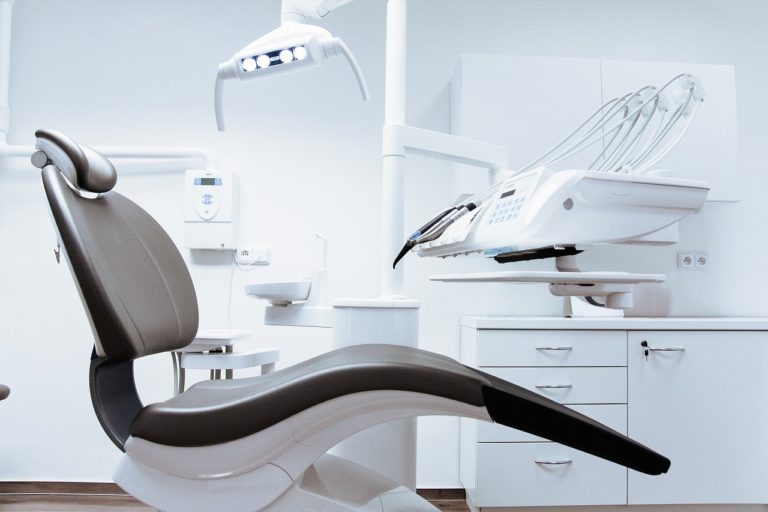 Jakie usługi wykonuje stomatolog?